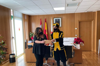 El Paje Real de los Reyes Magos de Oriente con Ana Sánchez Manzano, Segunda Teniente de Alcalde de Arroyo de la Encomienda. - E.M.