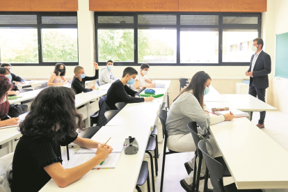 Estudiantes en una de las aulas de la Universidad de Salamanca. / E. M.