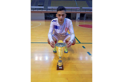 Iñaki Bayón posa con la copa que acredita a su equipo como campeón de la Liga sub 21.-EL MUNDO