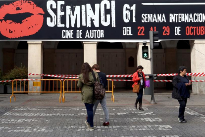 Cartel de la Semana Internacional de Cine de Valladolid (Seminci) en la fachada del Teatro Calderón antes de su inauguración el próximo sábado-ICAL