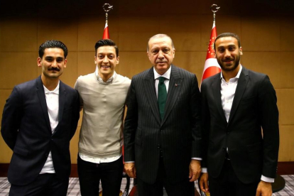 De izquierda a derecha, Gundogan, del City; Özil, del Arsenal; el presidente Erdogan y Tosun, del Everton, en el palacio presidencial.-EL PERIÓDICO