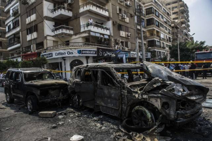 Lugar del atentado que ha causado la muerte al fiscal general de Egipto, Hisham Barakat.-Foto:   AFP / KHALED DESOUKI