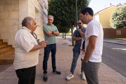 José Luis Ainsúa, presidente de la asociación de afectados de Gaspar Arroyo (Palencia), junto a un vecino del edificio de la calle Goya. -PHOTOGENIC