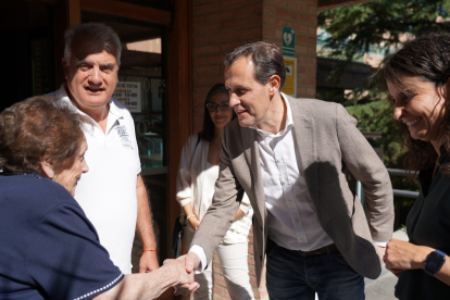 Conrado Íscar visita los centros residenciales Doctor Villacián y Cardenal Marcelo en el Día de las Personas de Edad. E. M.