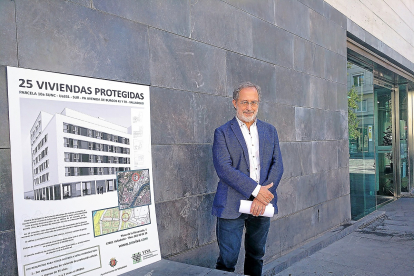 El concejal Manuel Saravia ante las viviendas para jóvenes de la carretera de Burgos. | E. M