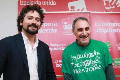 El candidato de IU-Equo a la Presidencia de la Junta, José Sarrión, ofrece una rueda de prensa. Junto a él, el coordinador provincial, Alfonso Sánchez-Ical