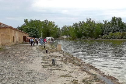 Un grupo de visitantes sale del barco ‘Antonio de Ulloa’ en la dársena de Medina de Rioseco.-S. G. C.