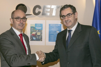 Pedro Pisonero y Carmelo González firmaron ayer el acuerdo.-ICAL