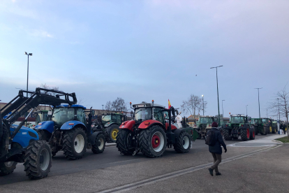 Concentración de tractores a las puertas de Mercaolid.-ICAL