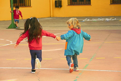Niños corriendo en el patio del colegio. Imagen de archivo. / E. M.