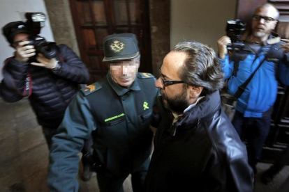 Alvaro Perez "El Bigotes",c, uno de los cabecillas de la trama Gürtel Francisco Correa, a su llegada al Tribunal Superior de Justicia valenciano.-EFE