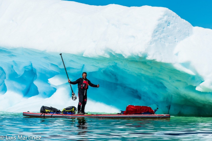 El vallisoletano Antonio de la Rosa en su tabla de paddle surf en las gélidas aguas del Océano Antártico. / L. MARTÍNEZ