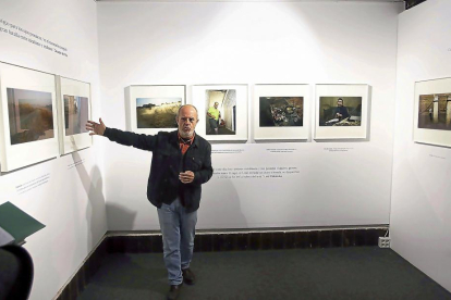 Navia comenta algunas de las fotografías que forman parte de la exposición.-ICAL