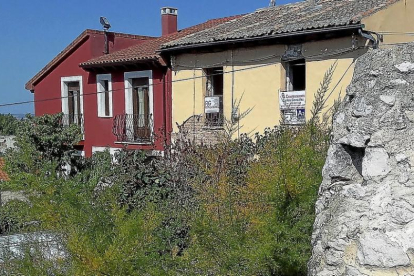 Edificio en rehabilitación, con el cartel de la constructora en las ventanas, en la calle Subida al Hospital de Peñafiel.-S. G. C.