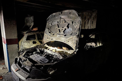 Así quedó el interior del garaje incendiado en Parquesol.- BOMBEROS DE VALLADOLID