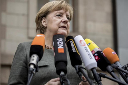 Merkel hace una breve declaración antes de iniciar el último día de negociaciones con los verdes y los liberales, en Berlín, el 16 de noviembre. /-AP / MICHAEL KAPPELER