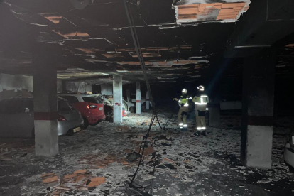 Así quedó el interior del garaje incendiado en Parquesol.- BOMBEROS DE VALLADOLID
