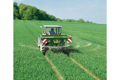 Un agricultor castellanoyleonés aplica fertilizantes sobre una parcela destinada al cultivo de cereal.-UPA-COAG