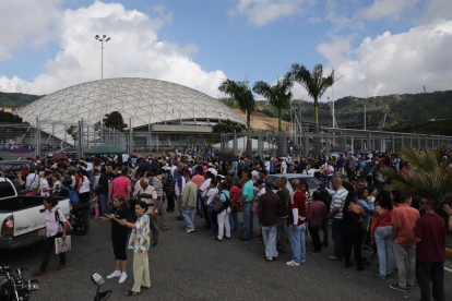 Ciudadanos hacen fila para ingresar al centro de votación de contingencia "El Poliedro" hoy, domingo 30 de julio de 2017, en Caracas (Venezuela)-EFE / MIGUEL GUTIERREZ