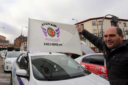 La Asociación Vallisoletana de Taxistas Autónomos Reunificados (AVATAR) celebra una protesta para exigir la jornada laboral de 16 horas-MIRIAM CHACÓN / ICAL