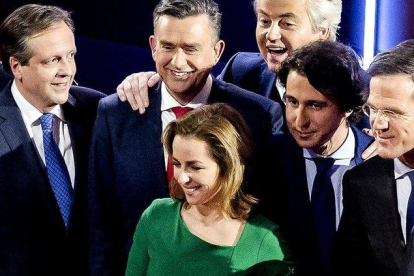 Marianne Thieme, en el centro, junto a otros candidatos a las elecciones holandesas del 2017.-AP