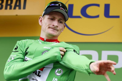 El ciclista alemán Andre Greipel del Lotto Soudal viste el maillot verde de la regularidad en el podio.-Foto: EFE