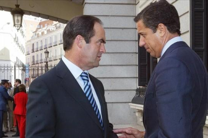 Los exministros José Bono (PSOE) y Eduardo Zaplana (PP), en el Congreso de los Diputados-JUAN MANUEL PRATS