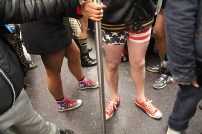 Pasajeros del metro de Nueva York viajan sin pantalones durante el "The No Pants Subway Ride" hoy, domingo 11 de enero de 2015, en Nueva York (NY, EE.UU.). Centenares de neoyorquinos desafiaron hoy a las gélidas temperaturas y sorprendieron a los usuarios-Foto: ANNA BUJ / EFE