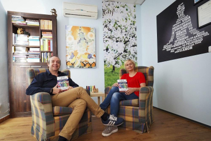 José Feliciano y Patricia Robles posan con su libro en uno de los espacios de Fluir Centro.-MIGUEL ÁNGEL SANTOS
