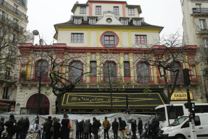 Numerosas personas se concentran ante la sala de fiestas Bataclan, durante un homenaje a las víctimas de los atentados del 13-N en París, el pasado 27 de noviembre.-EFE / YOAN VALAT