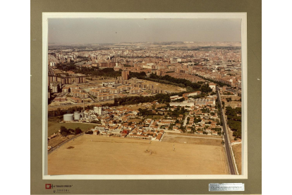 Panorámica del barrio Arturo Eyries al otro lado del río en 1982.- ARCHIVO MUNICIPAL VALLADOLID