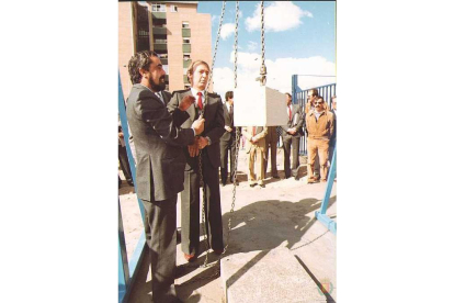 El entonces alcalde Tomás Rodríguez Bolaños coloca la primera piedra del Polideportivo Pisuerga en el barrio Arturo Eyries en 1984.- ARCHIVO MUNICIPAL VALLADOLID