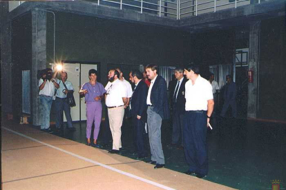 Visita del entonces alcalde Tomás Bolaños al polideportivo Pisuerga en el barrio Arturo Eyries en 1987.- ARCHIVO MUNICIPAL VALLADOLID