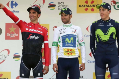 Marc Soler, a la derecha, junto a Valverde y Contador, en el podio de la Volta.-EFE / TONI ALBIR