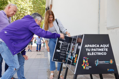 La concejala de Juventud, Carolina del Bosque, inaugura los aparcamientos para patinetes eléctricos de los espacios jóvenes Norte y Sur de Valladolid. E. M.