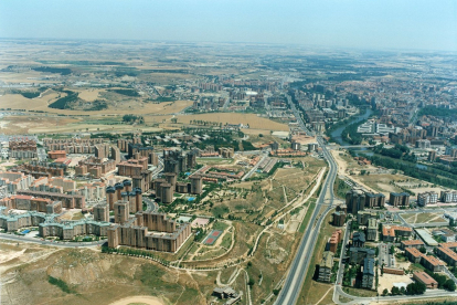 Vista aérea del barrio Arturo Eyries en primer plano a la derecha en 1993.- ARCHIVO MUNICIPAL VALLADOLID