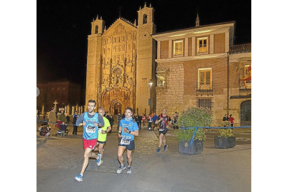 La iglesia de San Pablo, iluminada por la carrera Ríos de Luz.-J.M. LOSTAU