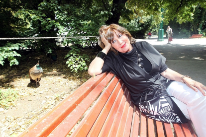 Concha Velasco sentada en un banco en un parque Campo Grande de Valladolid en el año 2011, en una imagen de archivo. -EL MUNDO
