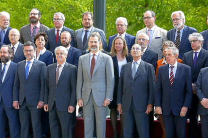 El rey Felipe VI, junto al ministro de asuntos exteriores, Alfonso Dastis, durante la reunión del Consejo Científico del Real Instituto Elcano en La Granja-ICAL