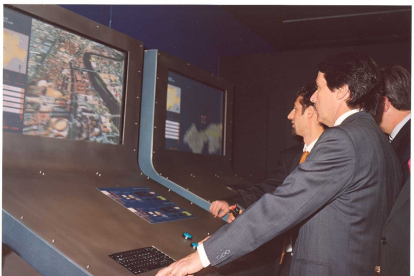 El entonces presidente de Gobierno José María Aznar en la inauguración del Museo de la Ciencia en el barrio Arturo Eyries en 2003.- ARCHIVO MUNICIPAL VALLADOLID