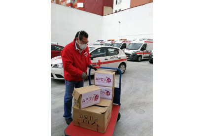 La asociación de prensa de Valladolid entrega mascarillas, guantes y geles hidroalcohólicos a Cruz Roja. - E.M.