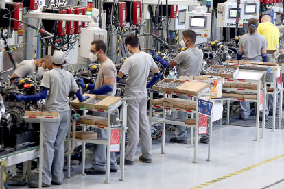 Operarios trabajan en la factoría de Renault Valladolid. / ICAL