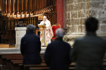 Misa en la catedral de Valladolid el 22 de marzo, horas antes de que la policía la interrumpiera en una misa posterior.- JUAN MIGUEL LOSTAU