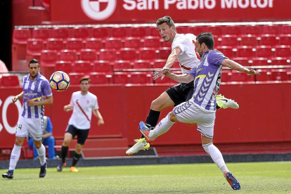 Marc Gual dispara a puerta ante Alberto Guitián durante el Sevilla Atlético-Real Valladolid 16-17.-SFC