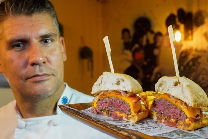 Alfonso del Caño, gerente del Corinto, posando con la denominada ‘Txuleta de carne roja’, ganadora del concurso a la mejor hamburguesa de Valladolid. J. M. LOSTAU