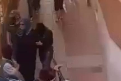 Momento de la detención de la mujer en la operación contra el terrorismo yihadista en Tudela de Duero.-E. M.