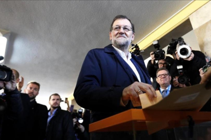 Mariano Rajoy vota el 20-D de 2015.-/ J.M. PRATS