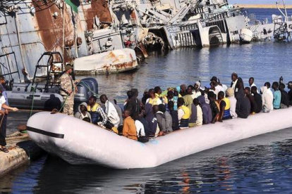 Refugiados rescatados por guardias costeros libios a su llegada al puerto de Trípoli, el pasado 29 de septiembre.-
