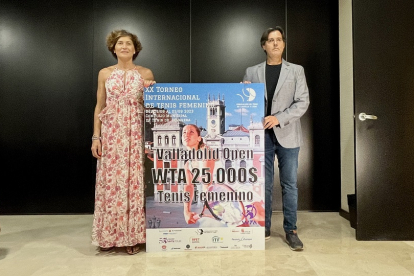 La concejala de Deportes Mayte Martínez junto al presidente de la Territorial de Tenis, José Luis Corujo, con el cartel del Torneo. / EM