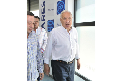 García Margallo se reunió ayer con militantes sorianos.-VALENTÍN GUISANDE